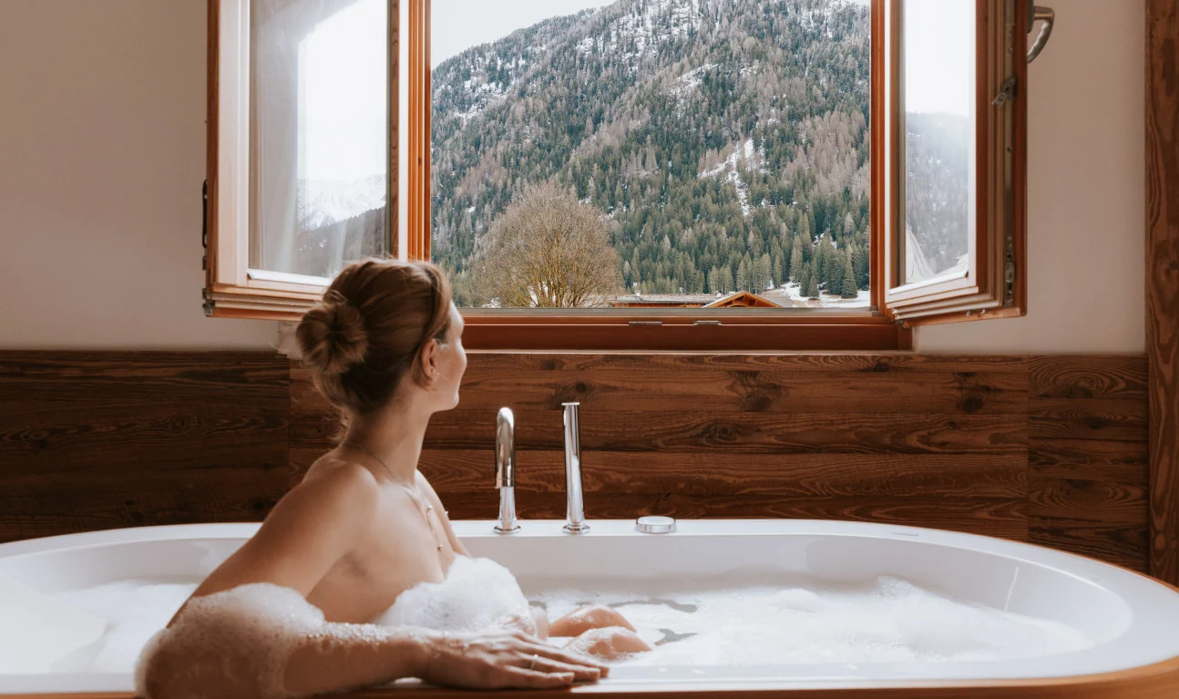 Un momento nella jacuzzi privata della Suite, con vista sul bosco