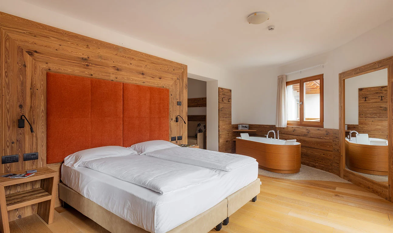 La Suite dell’Hotel Europa, con letto matrimoniale e vasca idromassaggio