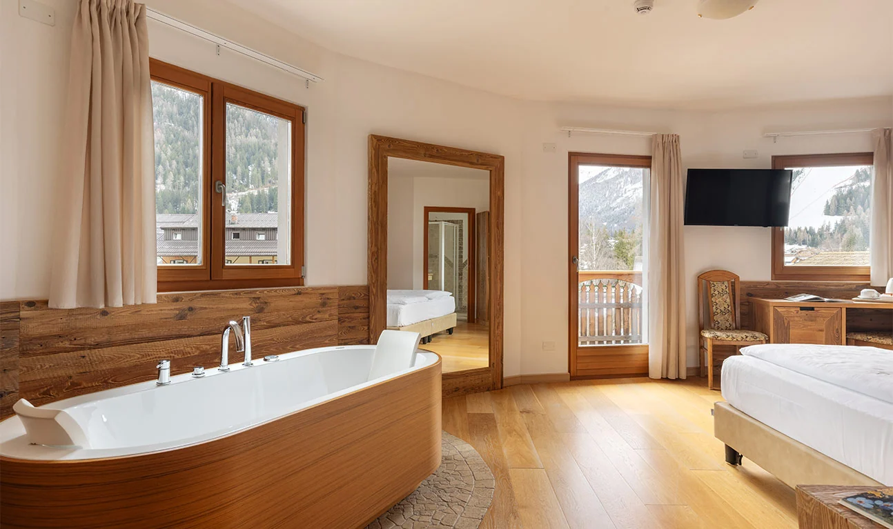 La jacuzzi privata della Suite, davanti alle finestre sulle Dolomiti