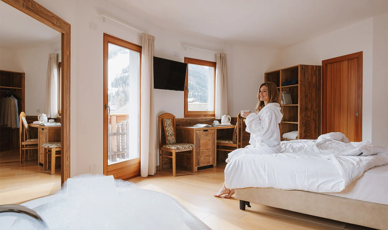Suite dell’Hotel Europa con vasca idromassaggio e zona letto