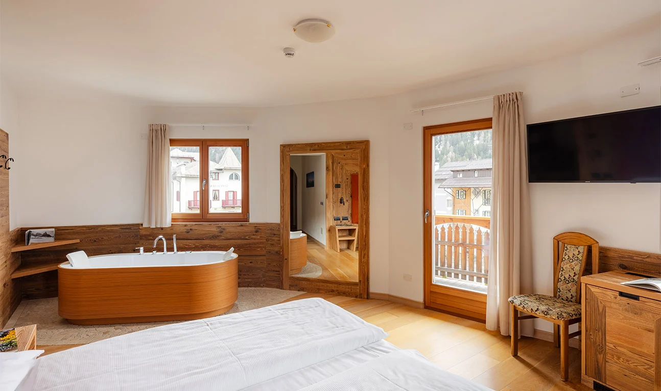 La Suite con jacuzzi privata, zona notte e grandi finestre sulle Dolomiti